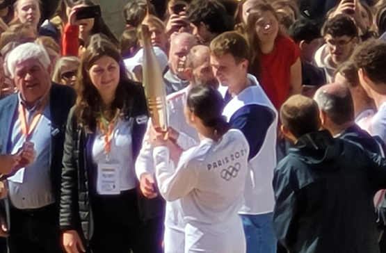 Clara Dewaële , passage à Falaise de la flamme olympique